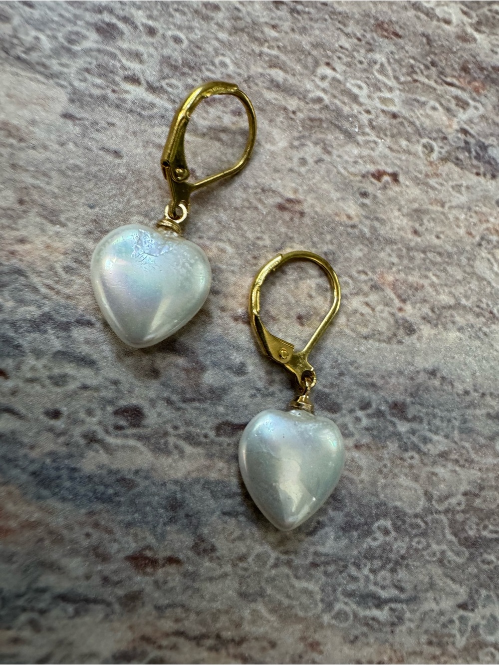 NWOT Tuckernuck Faux Pearl Heart Earrings - Picture 2 of 5
